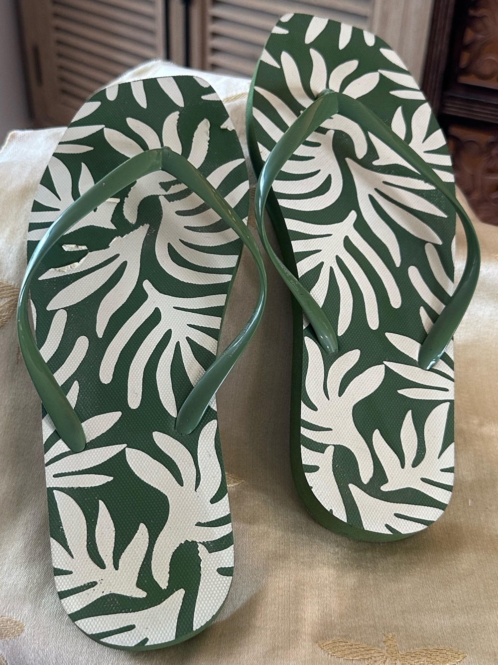 Shade & Shore Palmer Green & White Square Toe Flip Flops / Sandals. - Picture 3 of 8